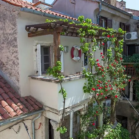 Apartment Barbarossa House With Parking