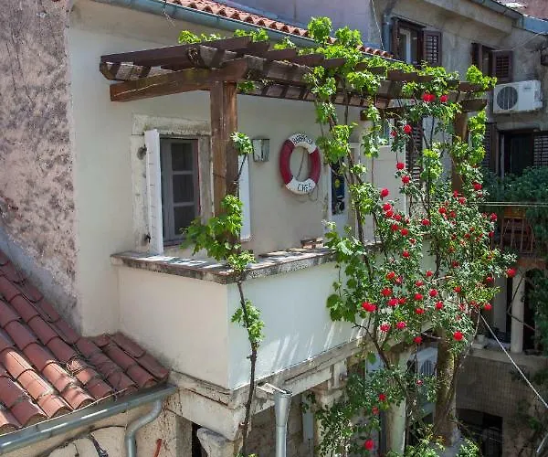 Apartment Barbarossa House With Parking