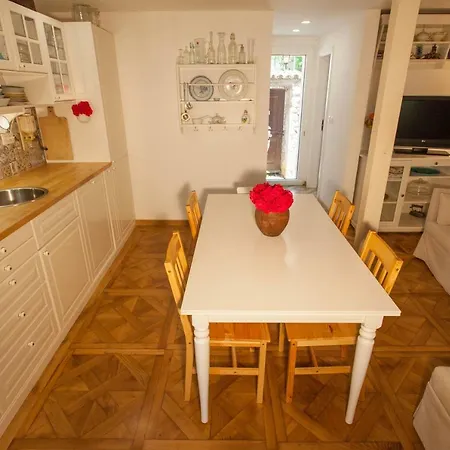 Barbarossa House With Parking Apartament Cres