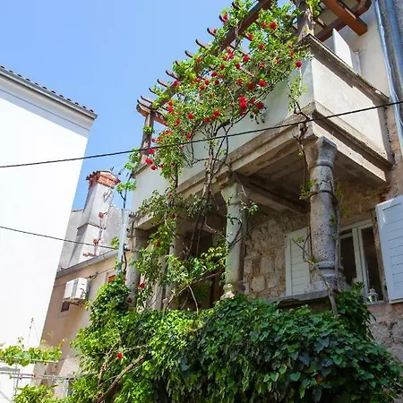 Barbarossa House With Parking Apartament Cres